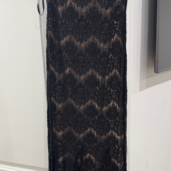 Aqua Elegant Black Lace Maxi Dress - Picture 5 of 8